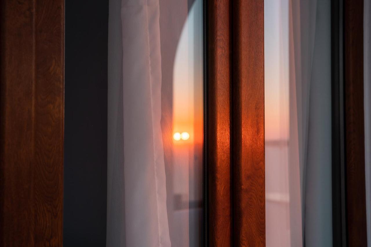 אימרוביגלי Leon Luxury Suites מראה חיצוני תמונה