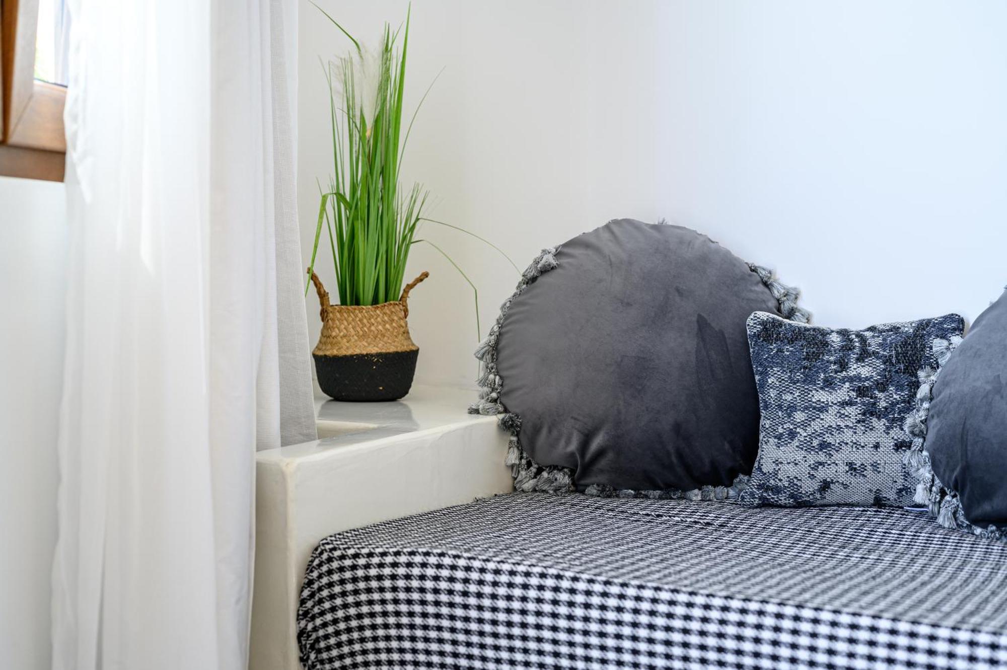 אימרוביגלי Leon Luxury Suites מראה חיצוני תמונה