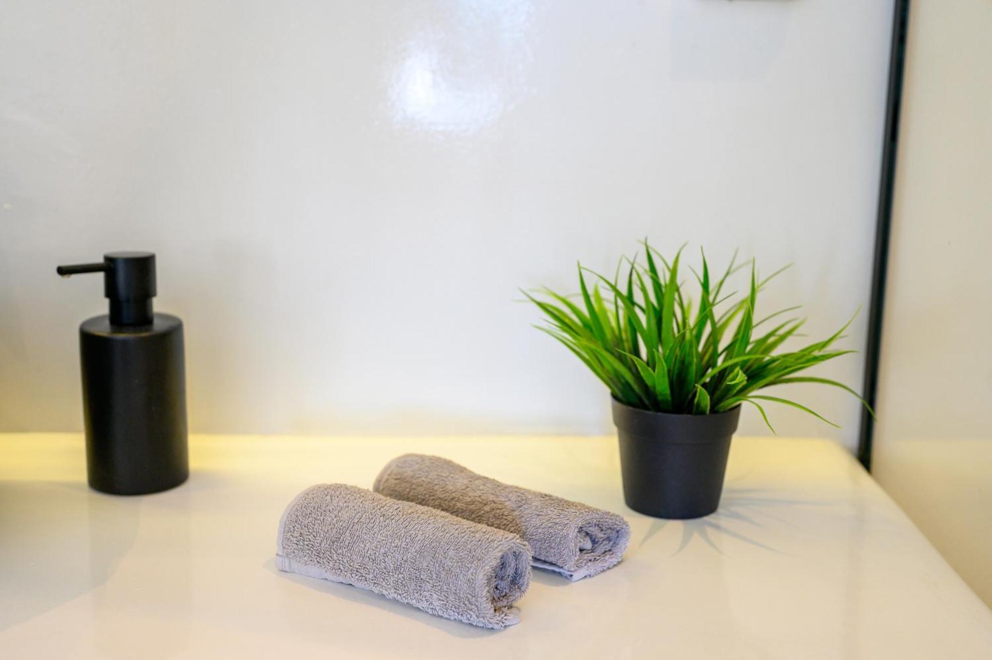 אימרוביגלי Leon Luxury Suites מראה חיצוני תמונה