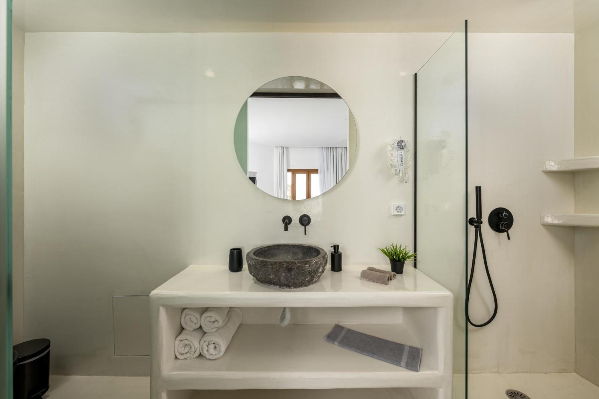 אימרוביגלי Leon Luxury Suites מראה חיצוני תמונה