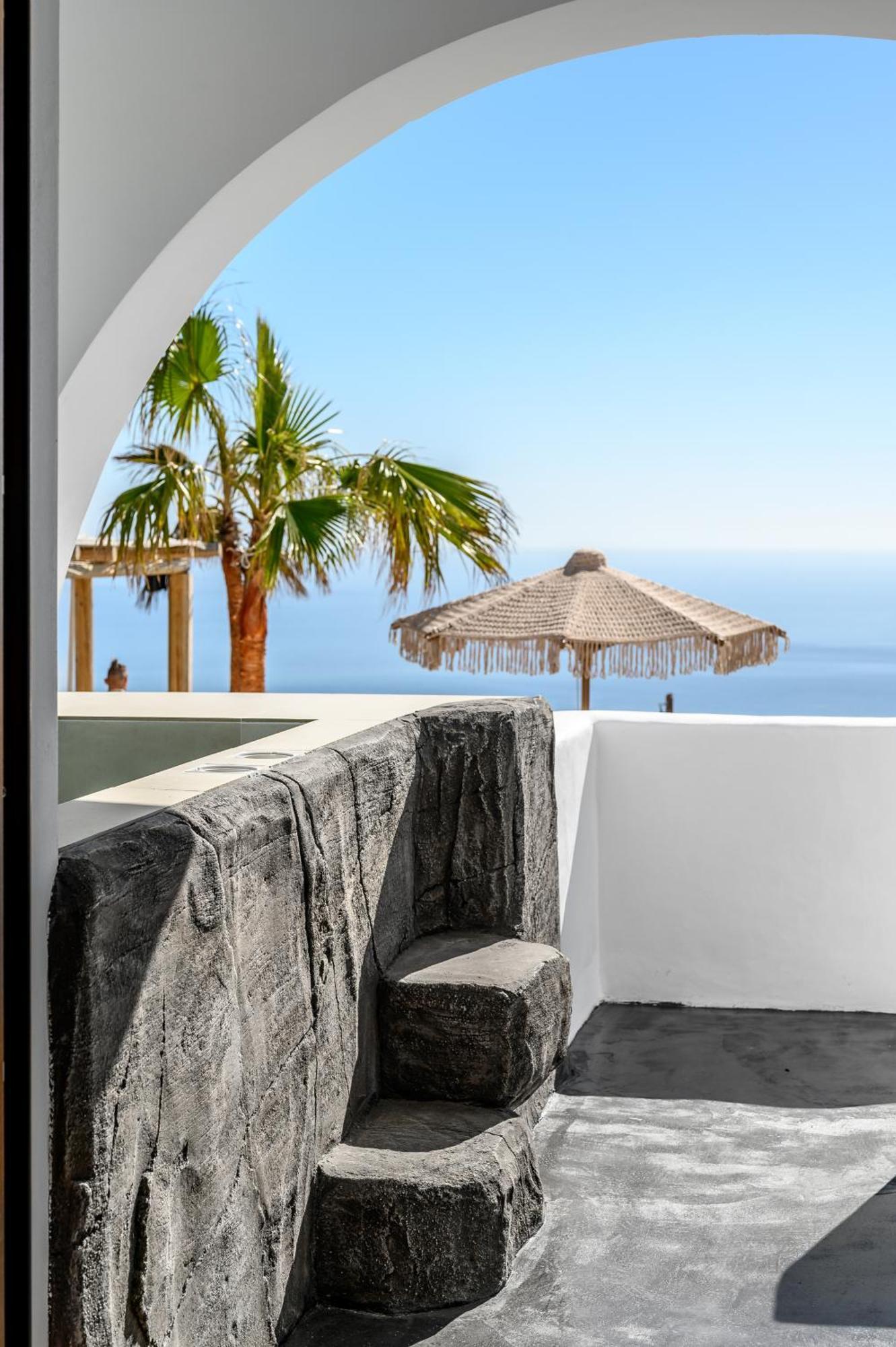אימרוביגלי Leon Luxury Suites מראה חיצוני תמונה