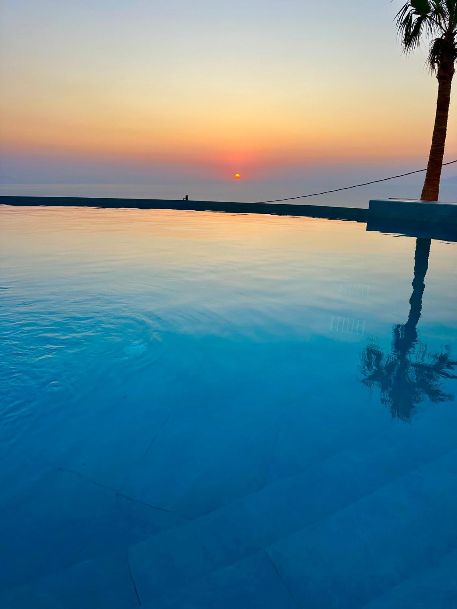 אימרוביגלי Leon Luxury Suites מראה חיצוני תמונה